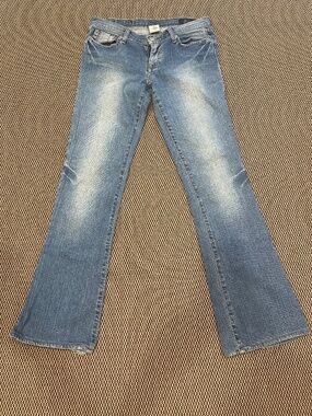 J SIGNATURE DISTRESSED JEANS LADIES 28